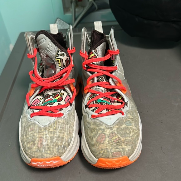 LeBron, 19 fast foods are in excellent condition, no wear and tear on the soles - Picture 1 of 3
